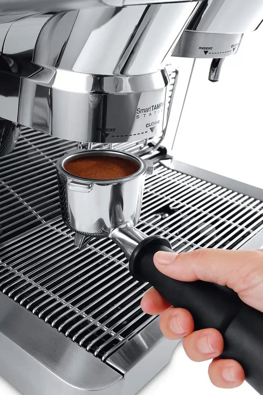 Mesin langsung menggiling, men tamping biji kopi pada waktu yang hampir bersamaan